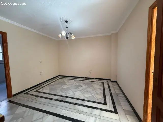 Casa Adosada en Fuente Palmera con 4 Dormitorios y Amplios Espacios