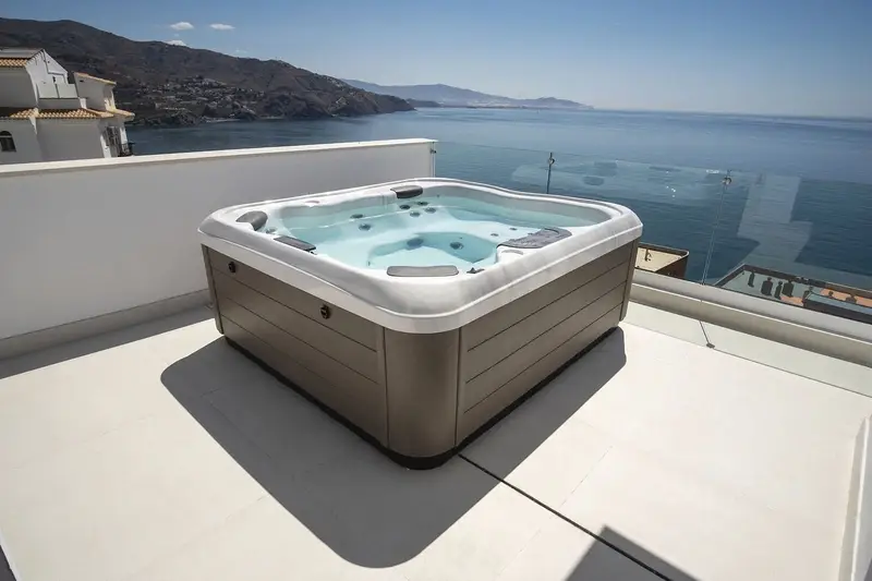 Villa de Lujo en Almuñécar con Piscina Infinita y Vistas Panorámicas