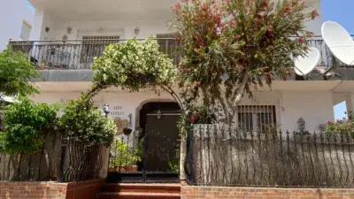 Casa en Venta en Oria: 4 Dormitorios, 2 Baños, Jardín