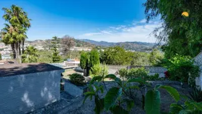 Chalet en Venta en Almuñécar: 4 Dormitorios, Piscina y Jardín