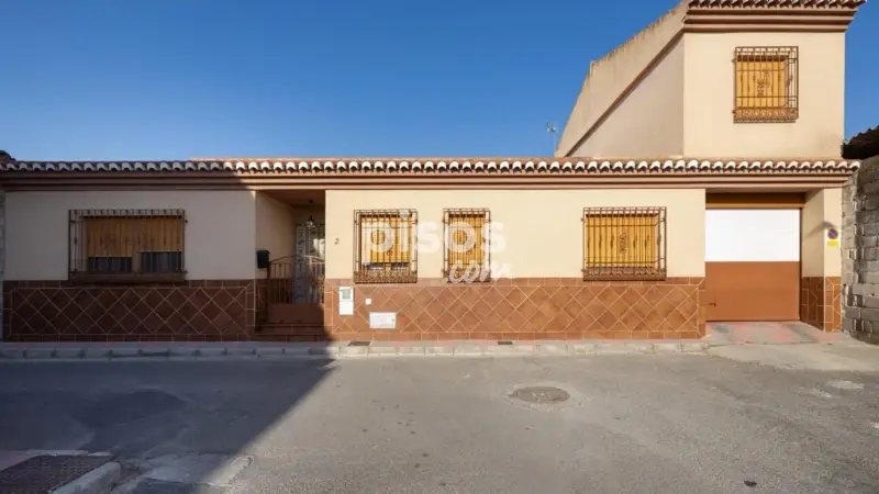 Casa en Venta Vega de Granada: 4 Dormitorios, 2 Baños, Patio y Placas Solares