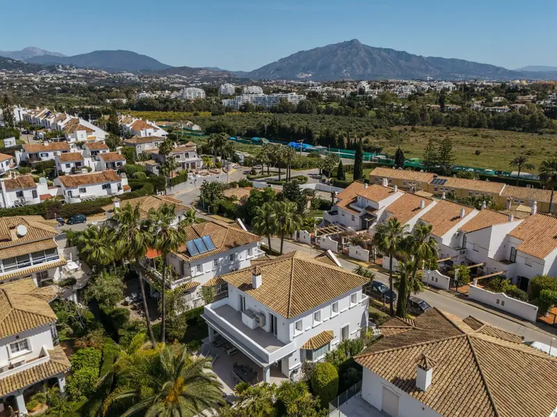Casa-Villa de 4 Dormitorios en venta Estepona, España