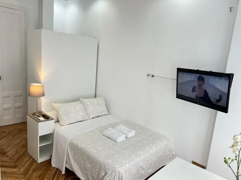 Estudio Moderno en Madrid con Wifi y Cocina Equipada