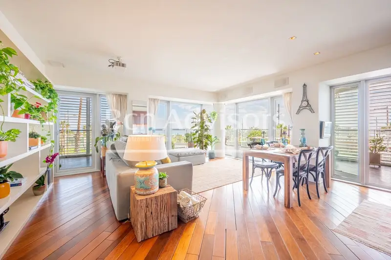 Apartamento en Diagonal Mar con Vistas al Mar y Terraza