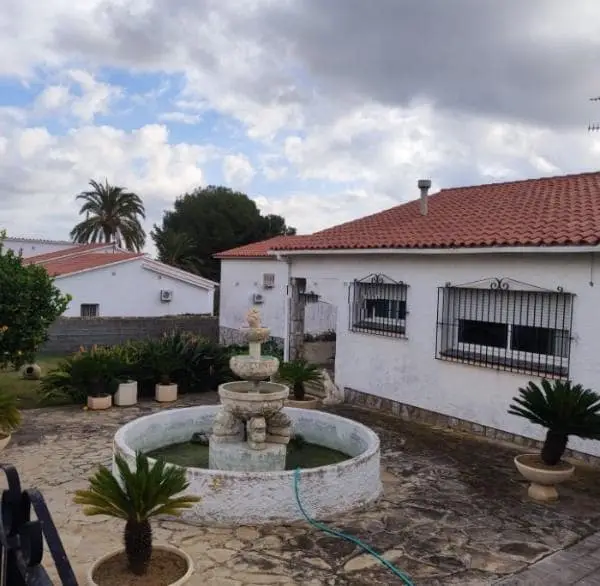 Chalet en Venta en Cubelles Barcelona 4 Dormitorios Piscina Jardin