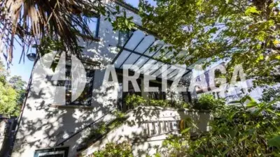 Villa de Lujo en Venta: 5 Plantas, Vistas al Mar y Jardín