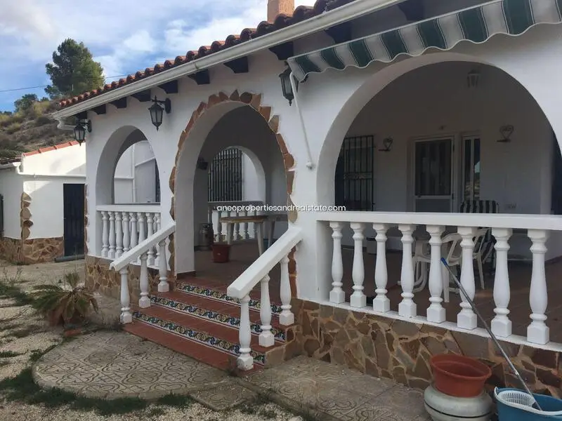 Chalet en Monóvar con Piscina para Reformar