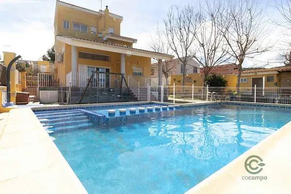 Chalet en Montroy con Piscina y Jardin para Familias