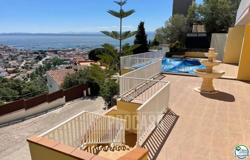 Chalet en venta en Roses con vistas al mar y piscina