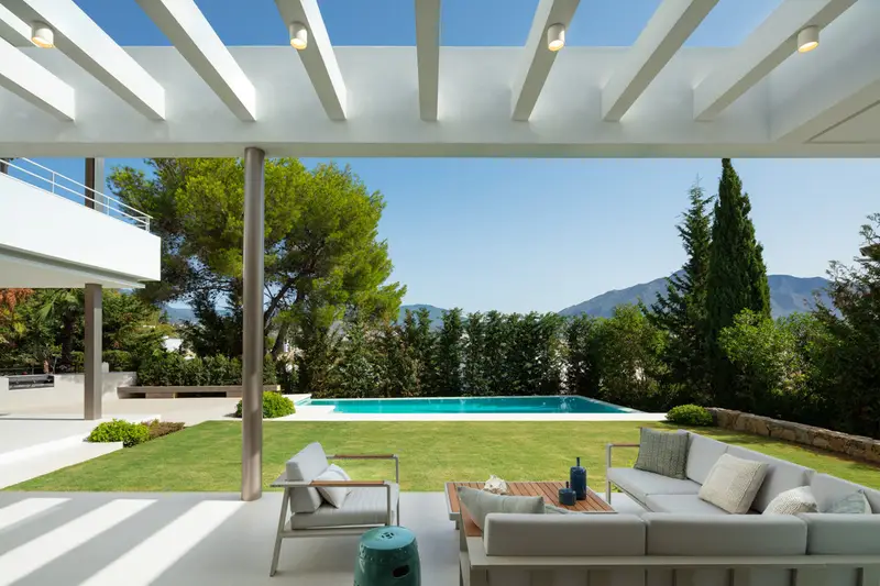 Casa-Villa de 5 Dormitorios alquiler Aloha, España