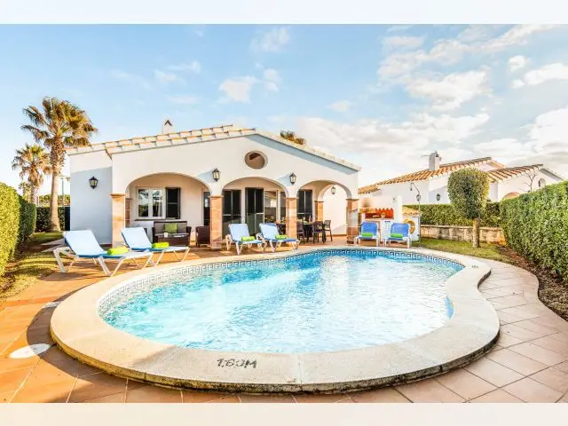 Alquiler Piso 3 Dormitorios Menorca: Casa con Piscina y Barbacoa