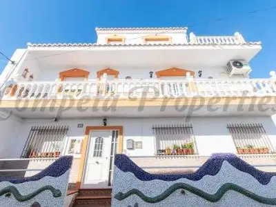 Casa de Pueblo Moderna en Cómpeta con Vistas al Mar