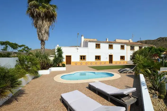 Casa de Pueblo 3 Dormitorios con Garaje y Piscina