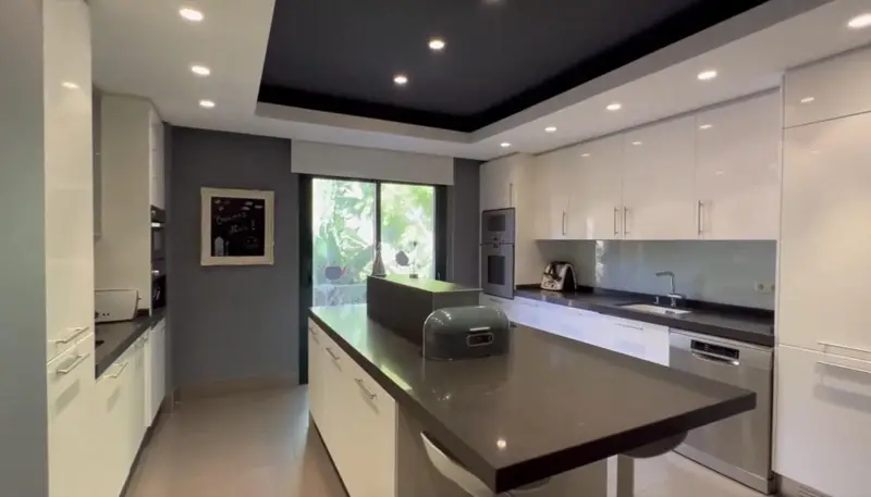 Atico Duplex en Marbella con Vistas al Mar y Jacuzzi