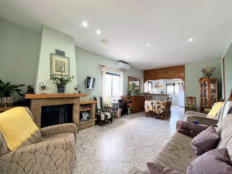 Chalet en Pego con Piscina y Vistas al Valle