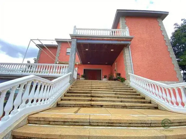Finca de Recreo en Sevilla con Dos Casas y Pistas Deportivas