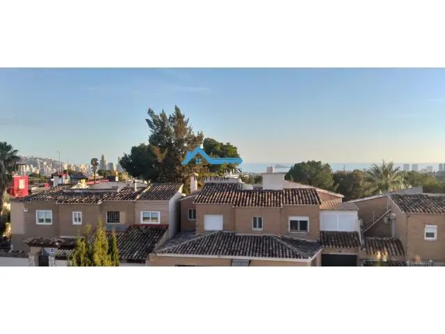 Chalet Pareado con Piscina en Benidorm