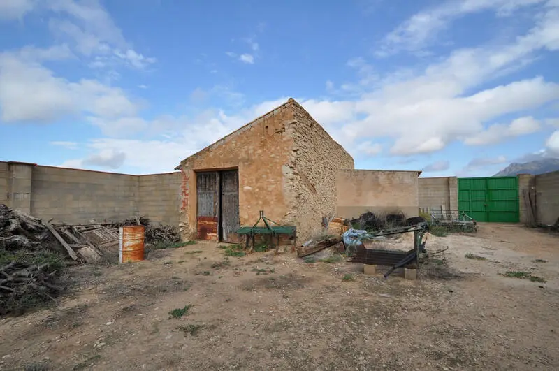 Garaje con Patio y Vistas Panorámicas - Proyecto Versátil