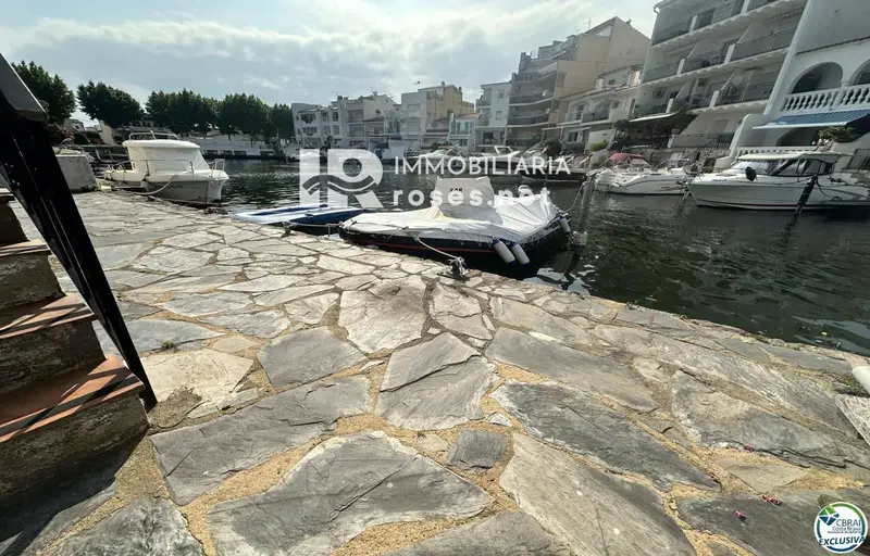 Apartamento en Empuriabrava con Amarre Privado y Plaza de Parking