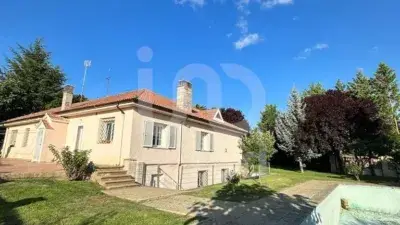 Chalet en venta en Avenida de León, 33