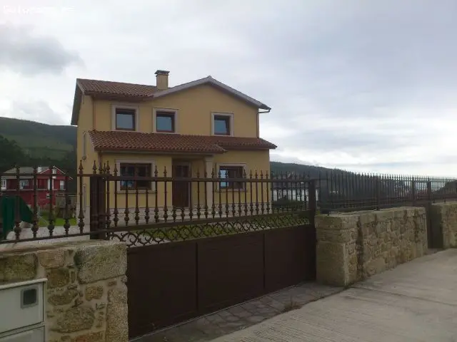 Chalet en Venta en Cee: 5 Dormitorios, 3 Baños, 300m2