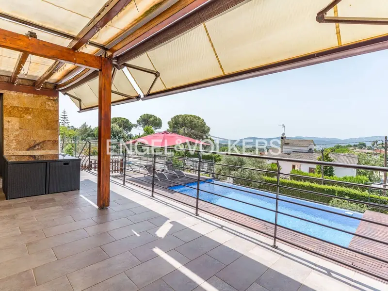 Chalet en Venta en Mas Mora Tordera con Ascensor Piscina y Jardin