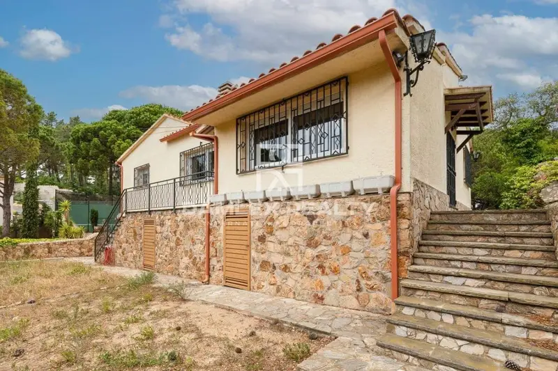 Chalet en venta con vistas al mar y montaña