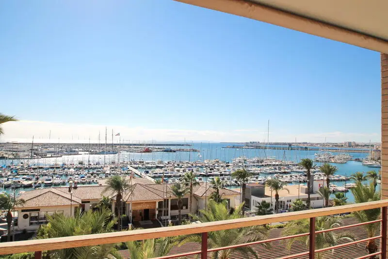 Apartamento en Torrevieja Primera Linea Amueblado Elegante