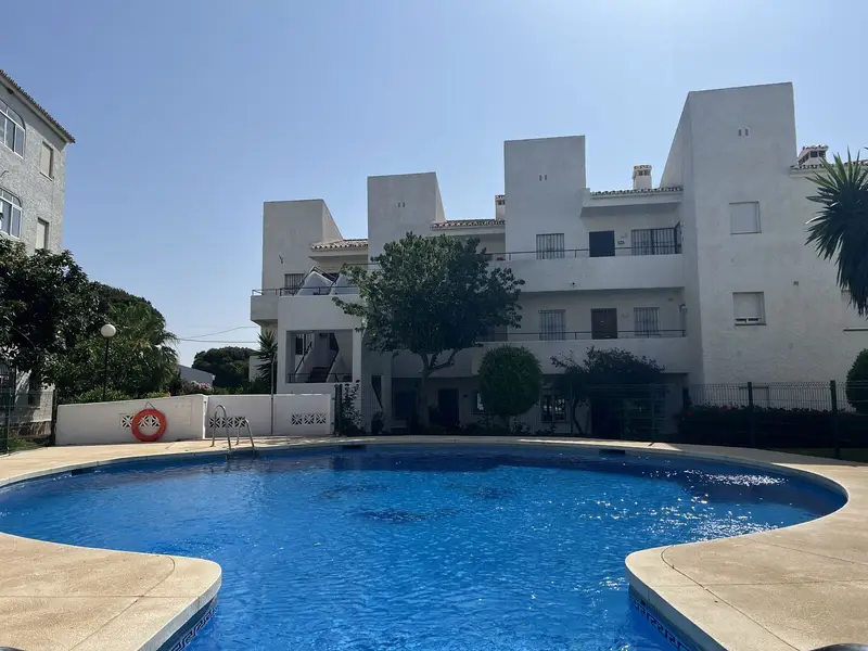 Apartamento en Torrenueva con Vistas al Mar y Piscina