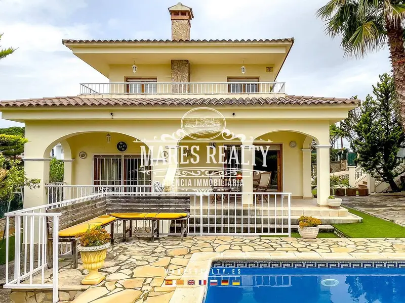 Chalet en venta en Lloret de Mar con piscina y jardin