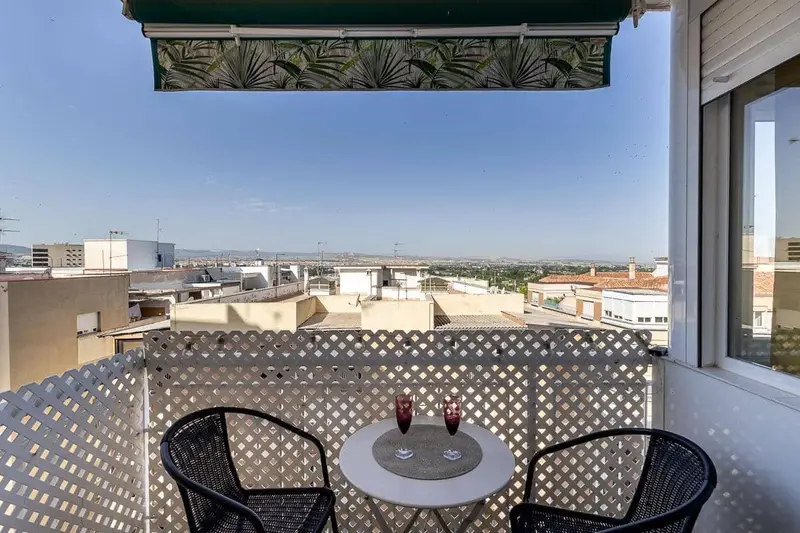 Piso Reformado con Terraza y Vistas en Granada Ciudad