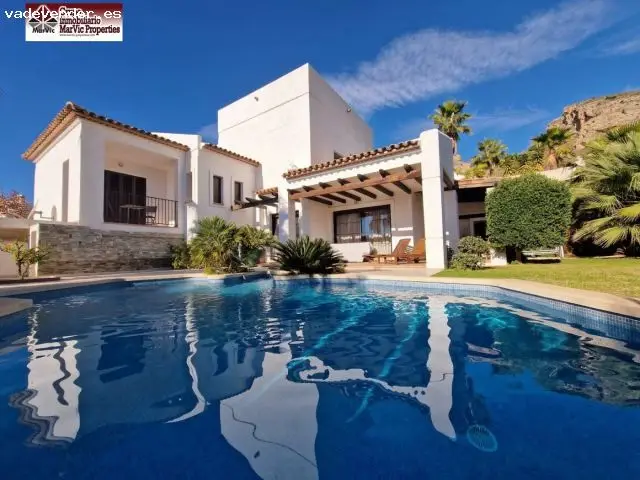 Chalet en Sierra Cortina Finestrat con Piscina y Vistas al Mar