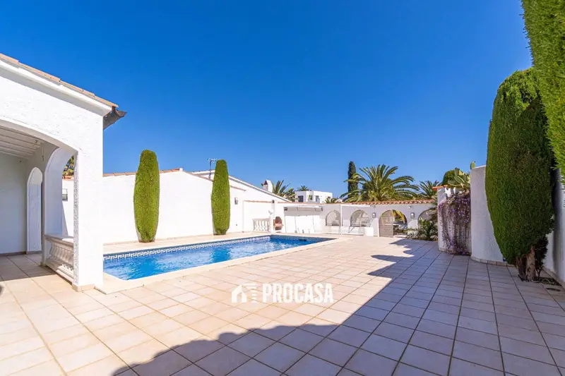 Chalet en Empuriabrava con piscina y amarre privado