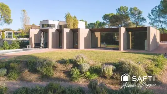 Casa de Ensueño en Girona: Villa de Lujo con Piscina y Jardín