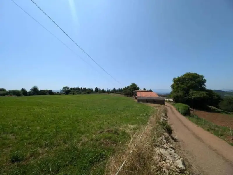 Chalet en Llanera Asturias con 4 habitaciones 2 baños y finca de 2 hectáreas