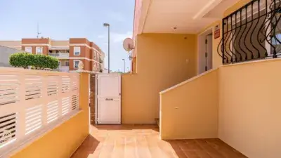 Dúplex en venta en Roquetas de Mar con terraza, patio y cochera