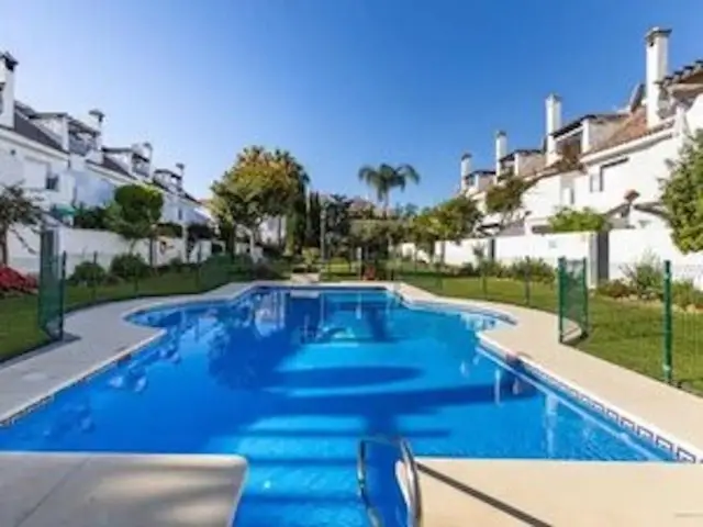 Adosado de 5 Dormitorios en venta Nueva Andalucia, España