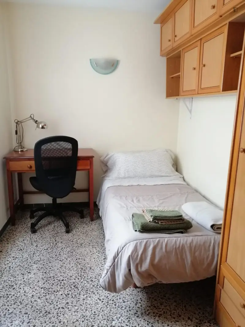 Habitacion individual en piso de 4 habitaciones