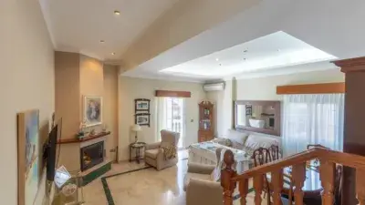 Casa en Venta en Alhendin: Chalet con Piscina y Vistas a Sierra Nevada