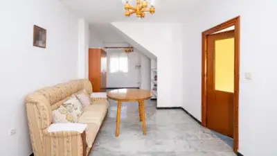 Casa en Venta en Granada: Amplia Vivienda de 3 Plantas