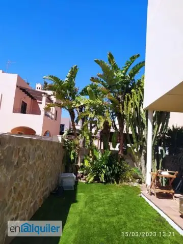 Chalet de dos plantas con piscina y parcela en aguadulce sur