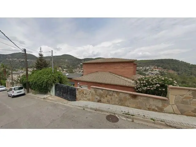 Casa okupa en Vallirana para inversores
