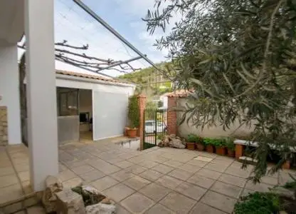 Casa con Vistas en Montefrío: 6 Dormitorios, Jardín y Garaje