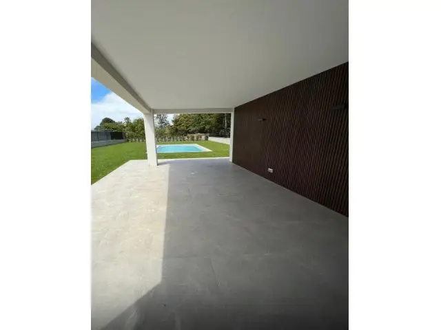 Casa Unifamiliar Oleiros: Diseño Vanguardista y Lujo