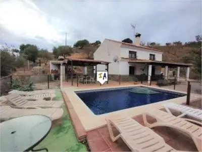 Finca con Encanto en Málaga: 6 Dormitorios, Piscina y 3870m2