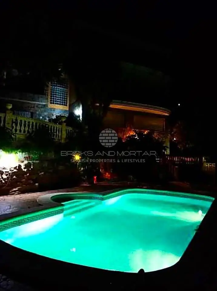 Chalet en Venta Gilet Valencia 5 Dormitorios Piscina Jardin