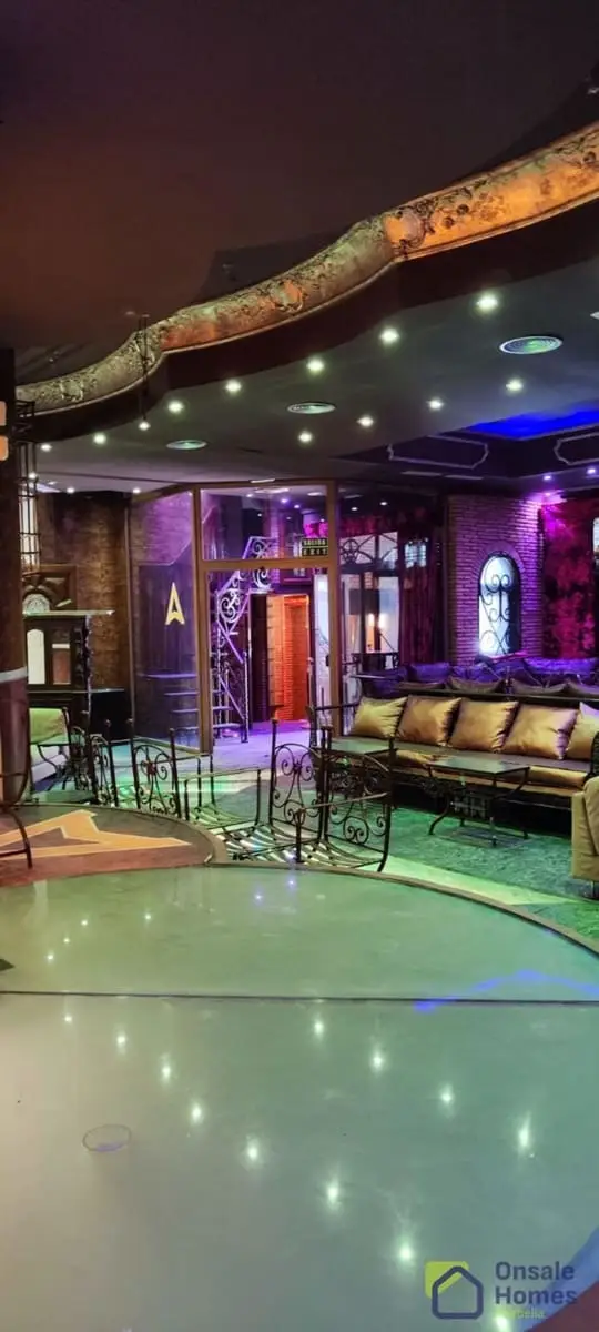 Local Comercial en Puerto Banús: 400m² con Terrazas