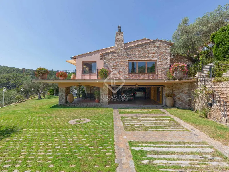 Chalet de Lujo en Begur con Vistas Panorámicas al Mar