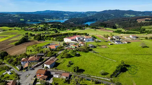 Casa rural en Santiso con 2.48ha y acceso a autovía