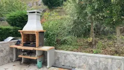 Chalet Moderno en Arija con Jardín y Vistas al Embalse